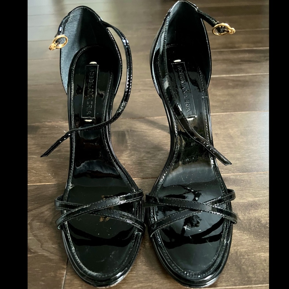 BCBG Marcia Strappy Sandals in Black Luna Patent size 6.5 M EUC